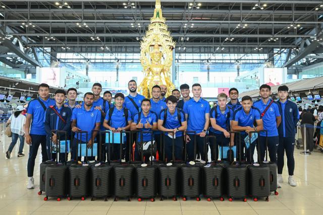 巴吞联队泰国当地时间今天上午启程奔赴上海准备挑战海港队.jpg
